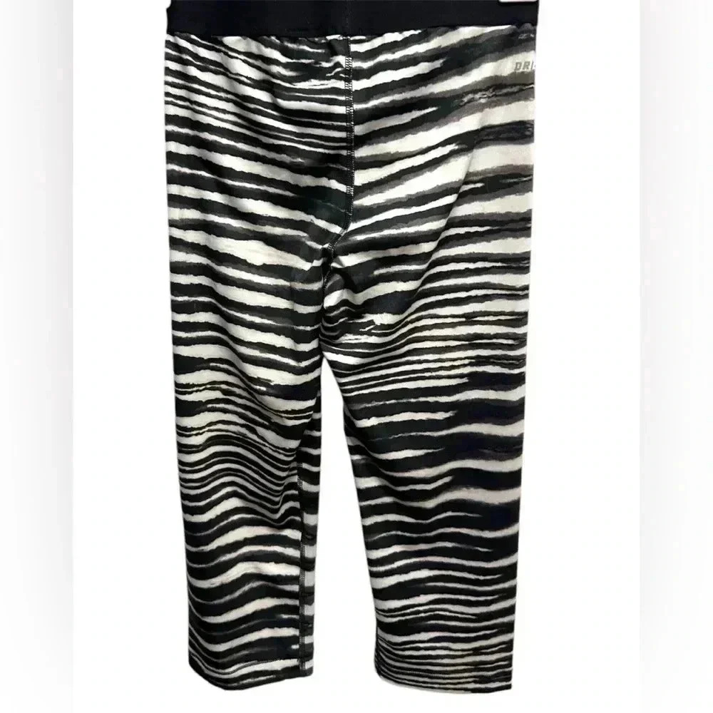 NIKE PRO BLACK AND WHITE STRIPED CROPPED CAPRI LEGGINGS - Picture 6 of 6